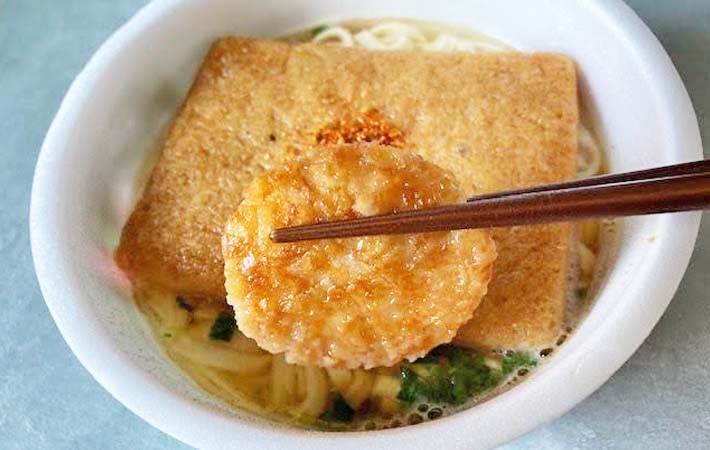 カップうどんの揚げ煎餅アレンジの完成写真