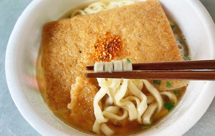 カップうどんの揚げ煎餅アレンジの完成写真