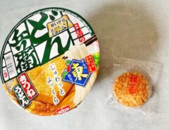 『日清のどん兵衛　きつねうどん』と揚げ煎餅の写真