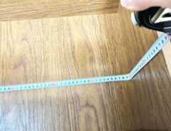 引き出しの幅をメジャーで測る写真