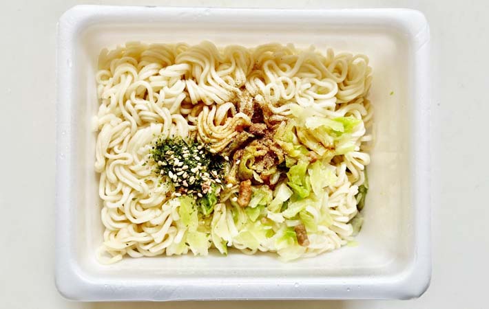 『ペヤング ラーチーやきそば』を作る写真