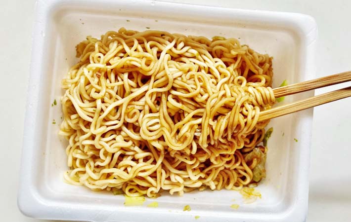 『ペヤング ラーチーやきそば』を作る写真