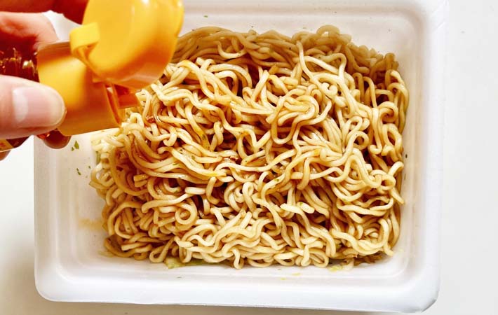 『ペヤング ラーチーやきそば』を作る写真