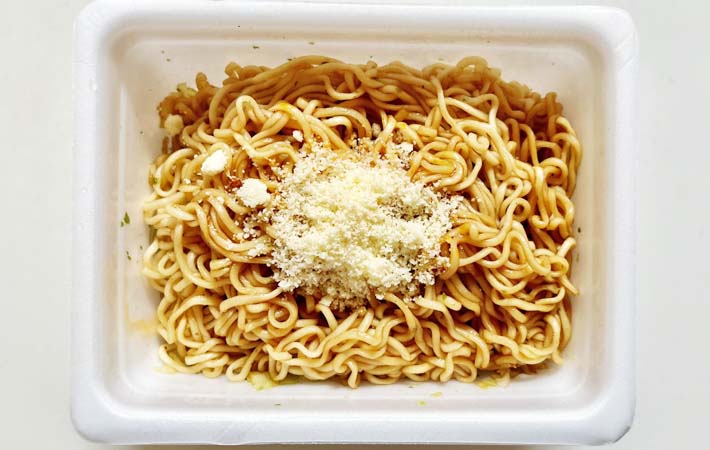『ペヤング ラーチーやきそば』を作る写真