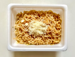 『ペヤング ラーチーやきそば』を作る写真