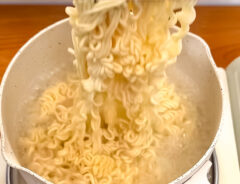 『背徳の塩バターまぜそば』を作る写真