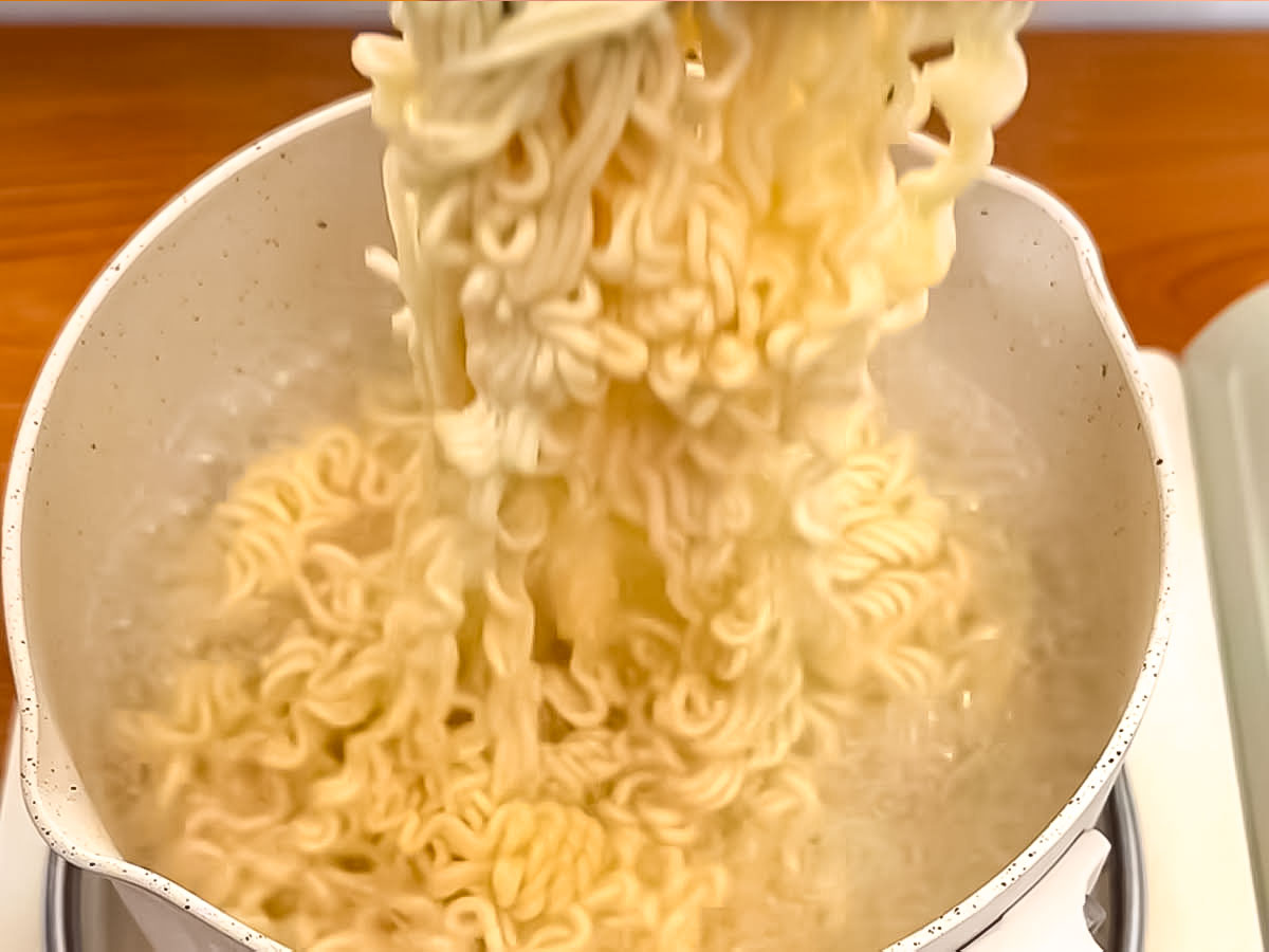 『背徳の塩バターまぜそば』を作る写真