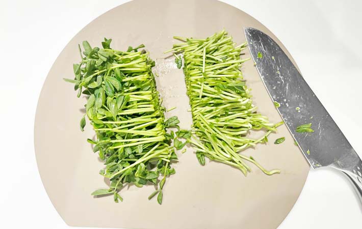 『豆苗のごま和え』を作る写真