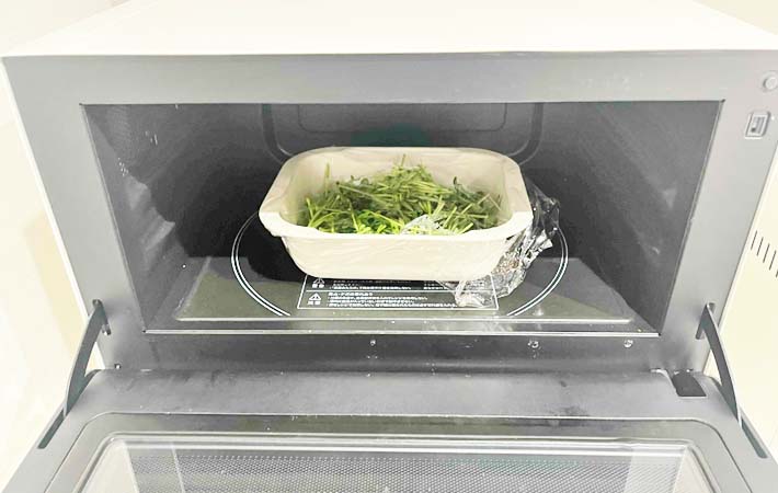 『豆苗のごま和え』を作る写真