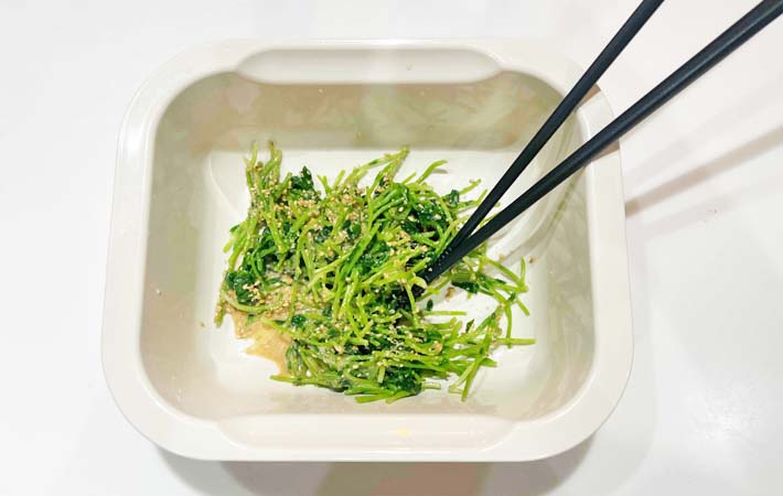 『豆苗のごま和え』を作る写真