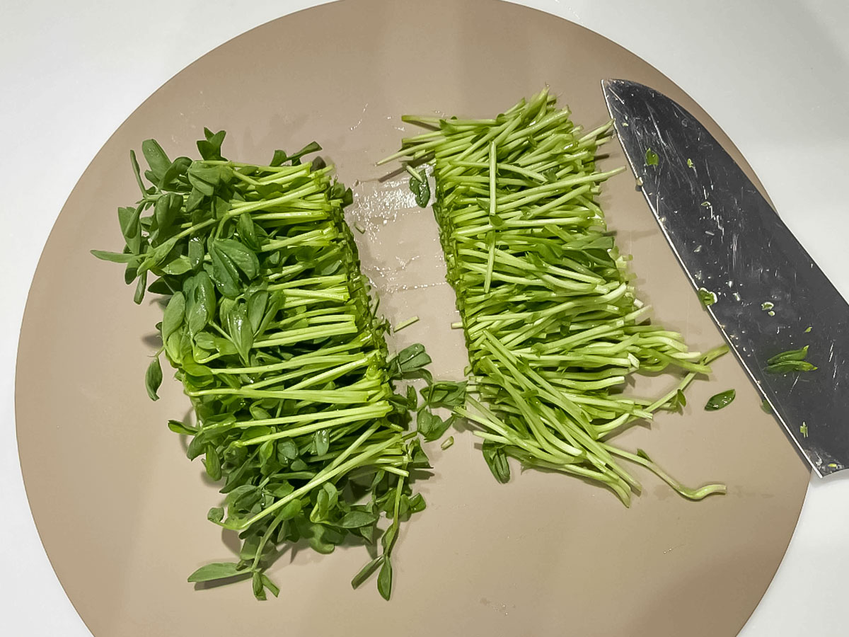 『豆苗のごま和え』を作る写真