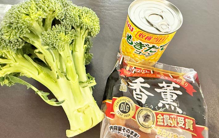 『ウインナーとブロッコリーのレンジバター蒸し』の材料写真