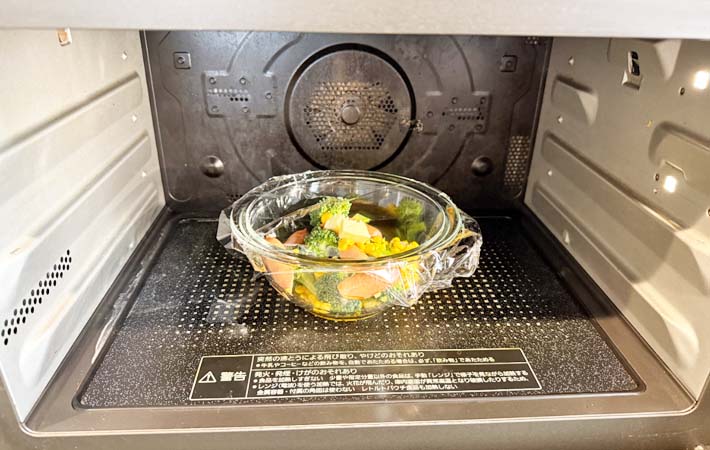 『ウインナーとブロッコリーのレンジバター蒸し』を作る写真