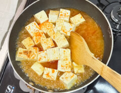 麻婆豆腐を作っている写真