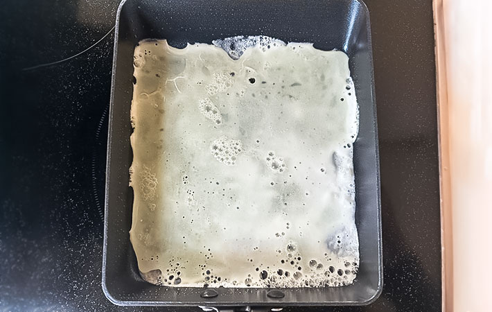 卵焼きを作る写真