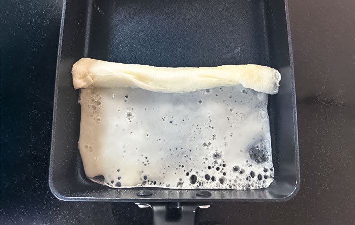 卵焼きを作る写真