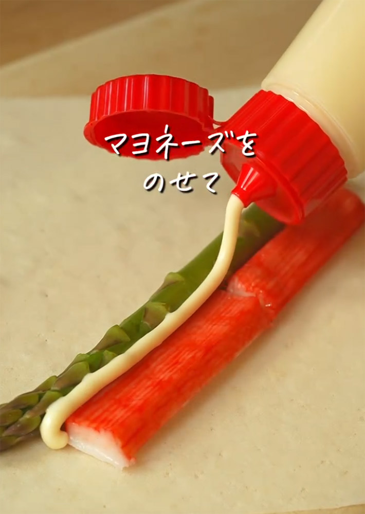 キユーピーが紹介する『アスパラガスとかにかまのスティック春巻き』