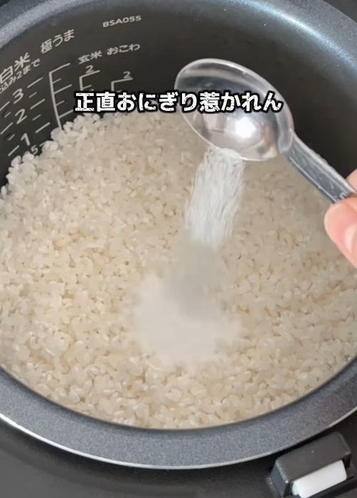 材料の調味料を加える