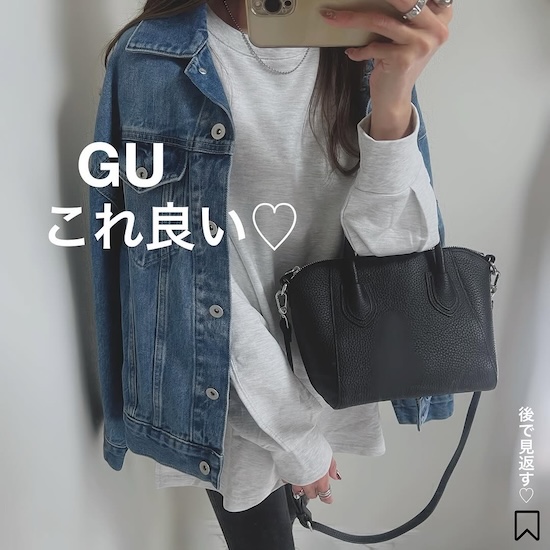 GUのライトスウェットオーバーサイズTを着用し、デニムジャケットを羽織った女性のアップ写真