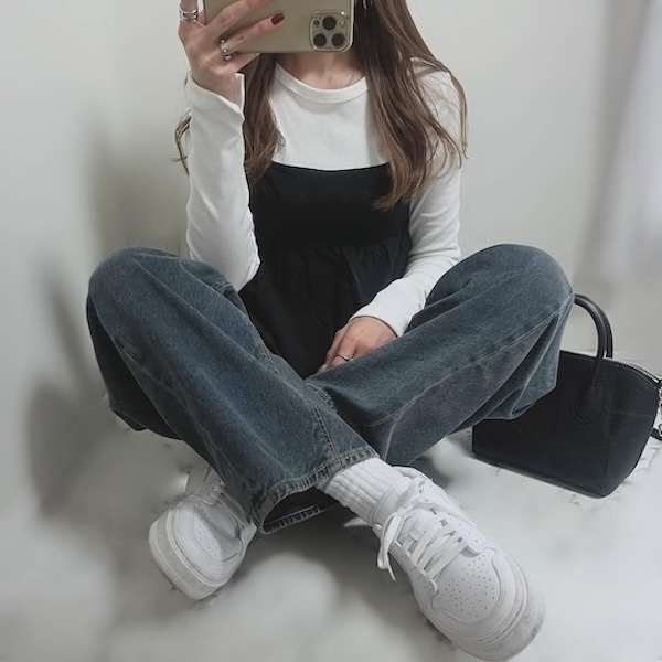 GUの『バブルヘムキャミソール』をデニムと合わせて着用している女性のアップ