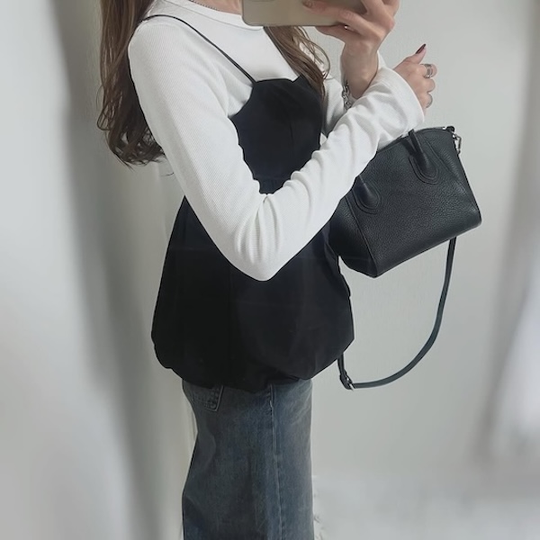 GUの『バブルヘムキャミソール』をデニムと合わせて着用している女性のアップ