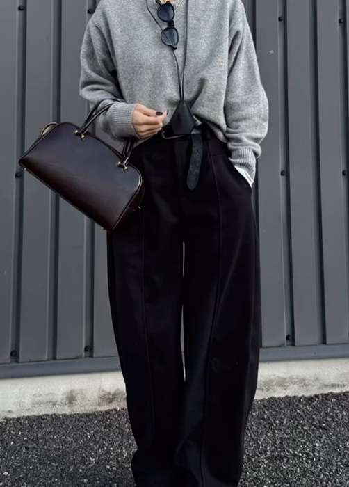 ワイドカーブパンツとグレーのニットを着こなす女性