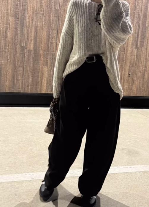 ワイドカーブパンツを着こなす女性