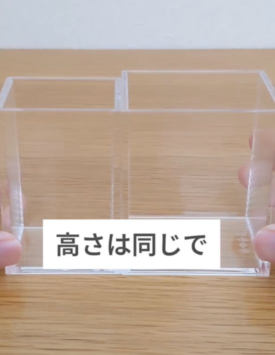『アクリルペンスタンド 小』と『アクリルペンスタンド 大』を並べた様子