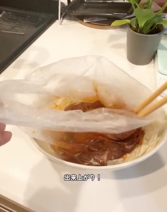 ポリ袋の中にパスタソースを入れて和えている様子
