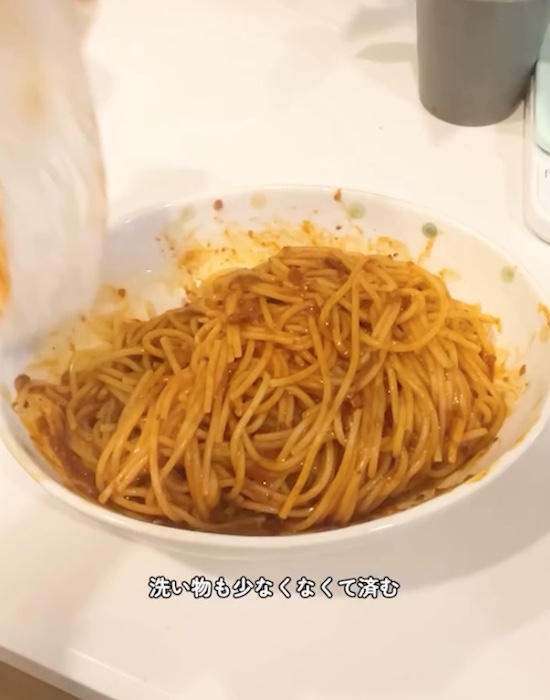 パスタを皿に盛り付けている様子