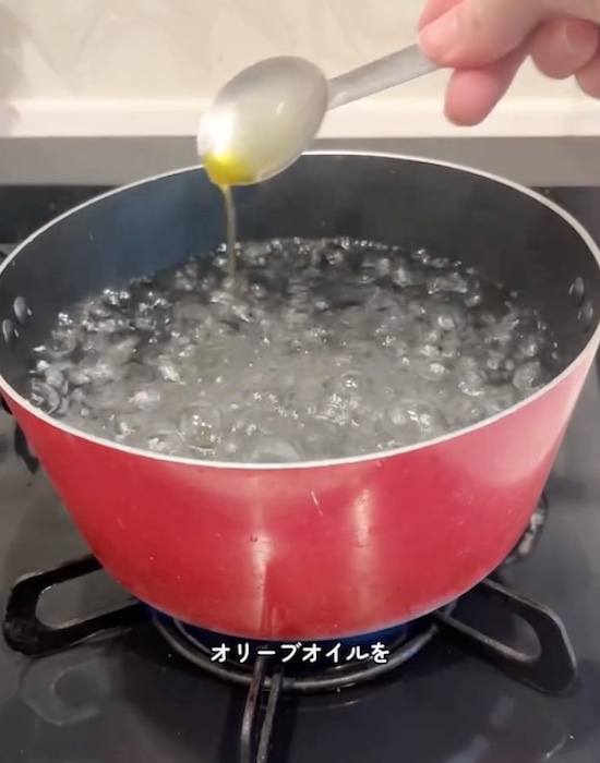 沸騰したお湯にオリーブオイルを加えている様子