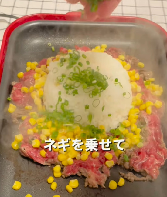 ごはんの上にネギをふりかける様子