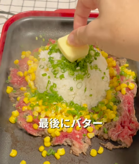 ごはんの上にバターをのせる様子