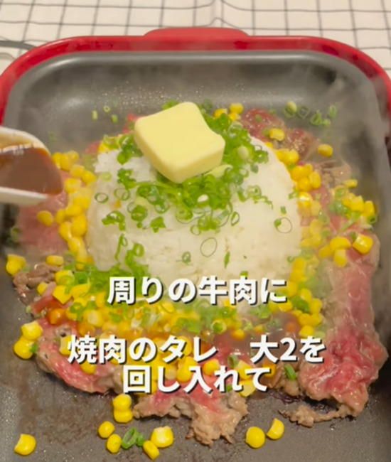 牛肉に焼肉のタレをかける様子