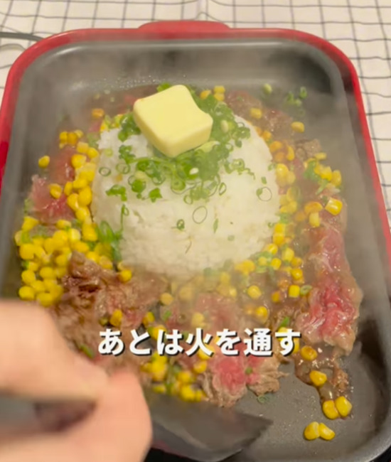 プレートの上の具材を炒める様子