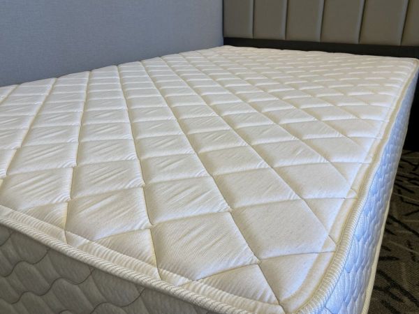 マットレスを敷いたベッドの写真