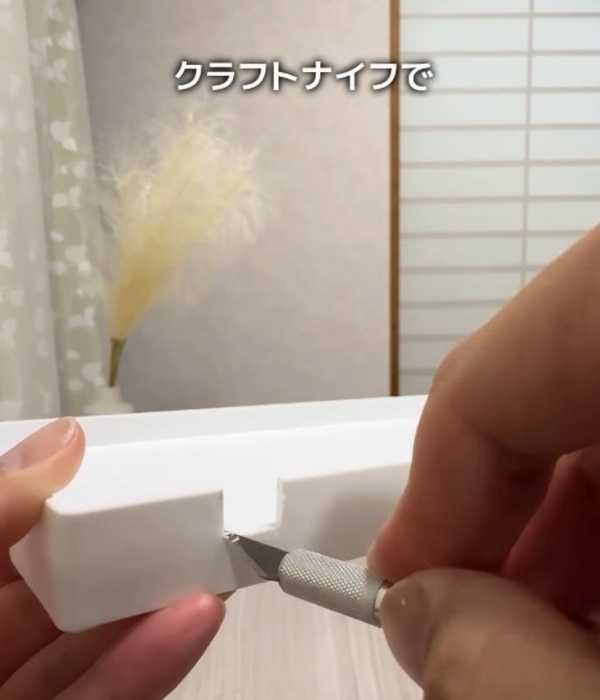 クラフトナイフでファイルボックスをカットしている様子