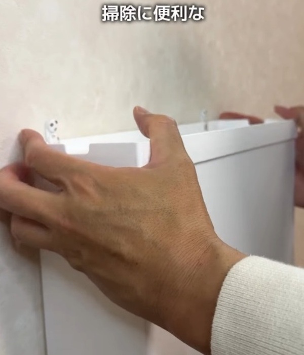 ピンフックにファイルボックスを引っかけている様子