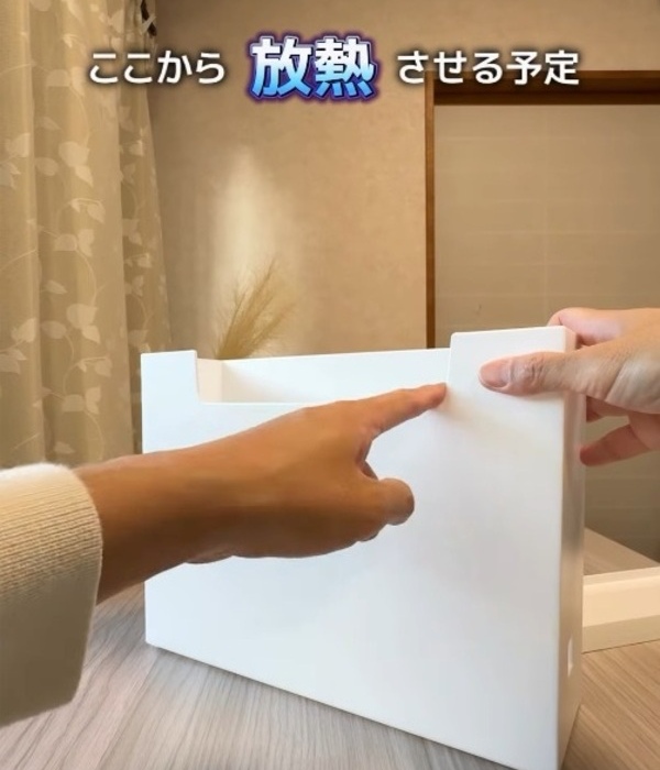 ファイルボックスの上部を指差ししている様子