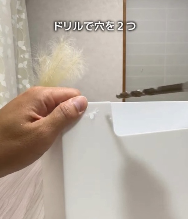 ファイルボックスの上部を電動ドリルで穴を開けている様子