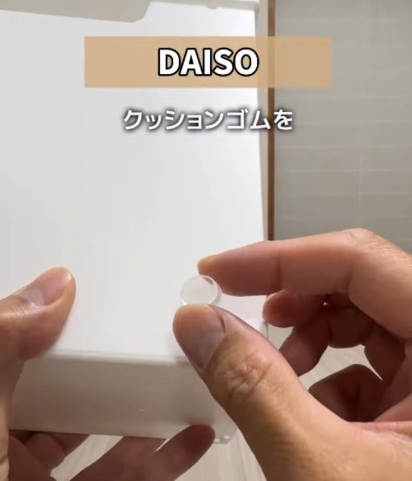 クッションシールを持つ人の手