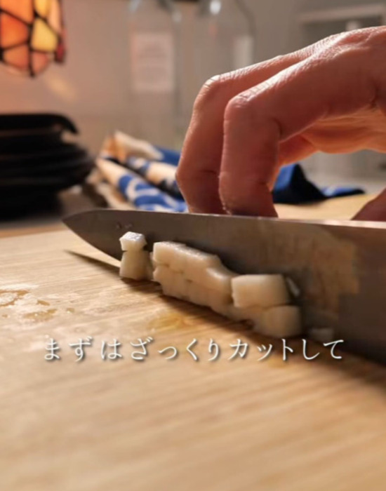 レンコンを包丁で切っている様子