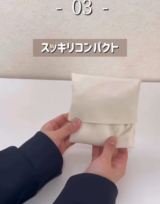 正方形に折りたたんだエコバッグを手にしている様子
