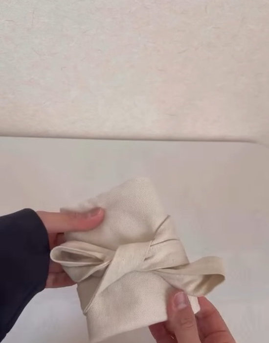 リボンのように結ばれた状態のエコバッグ