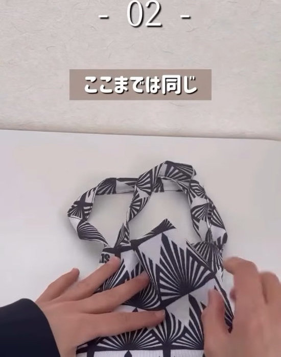 置いたエコバッグを折りたたむ様子