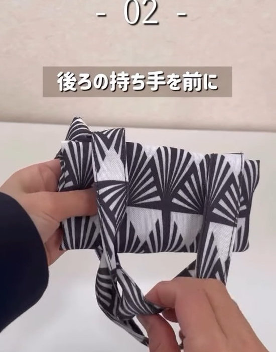 エコバッグの持ち手を交差させる様子