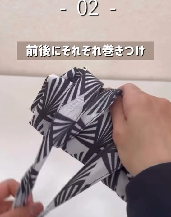 エコバッグの持ち手を巻き付けたたむ様子