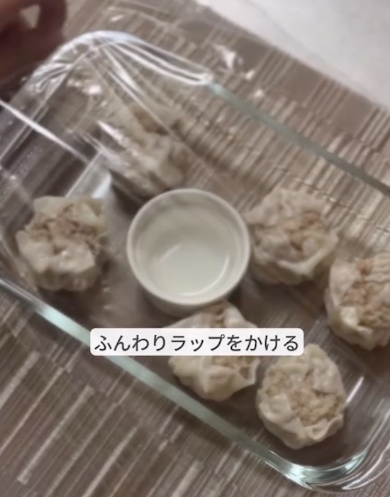 耐熱容器に食材を置きラップをかける様子