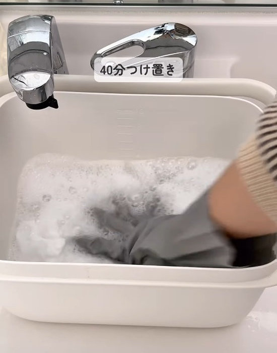枕カバーをもみ洗いしている様子