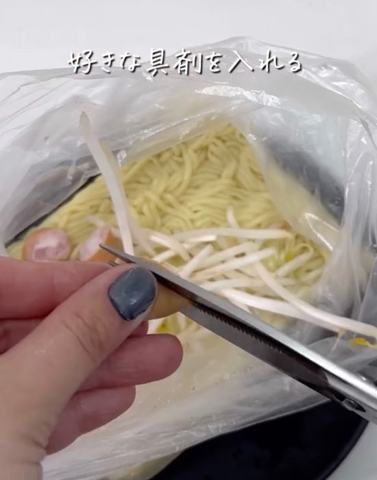 モヤシを調理バサミで切る様子